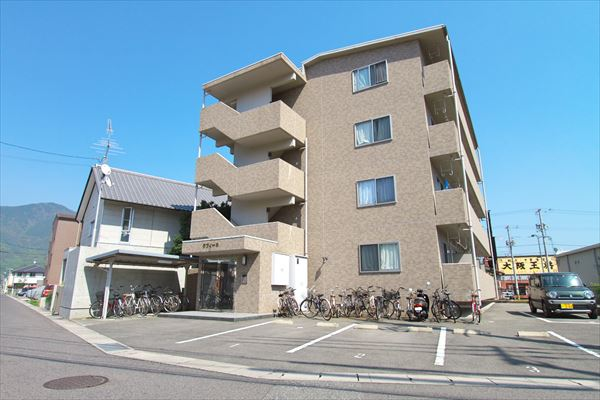 日当たりの良い南向き！区画整理された住みやすい町並みで、近隣に便利な店舗多数あり！女性にも安心、集合玄関オートロック付き！