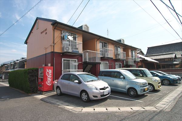 国際大学至近！駐車場１台込！周辺に店舗が充実しており、生活に便利な立地です！