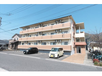 ファミリーマート向かい側のマンション。使...
