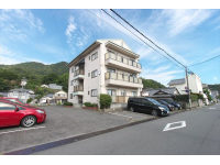 広中学校徒歩5分通学に便利な立地。広い駐車...